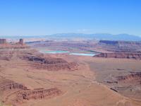 Dead Horse Point mit Arches Nationalpark im Hintergrund