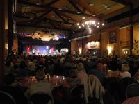 gefüllter Saal bei der Western-Show