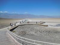 Spaziergang zur Salzkruste am Badwater Point im Tal des Todes