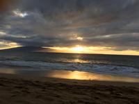 Maui, ein letzter Sonnenuntergang am Strand vor unserem Hotel