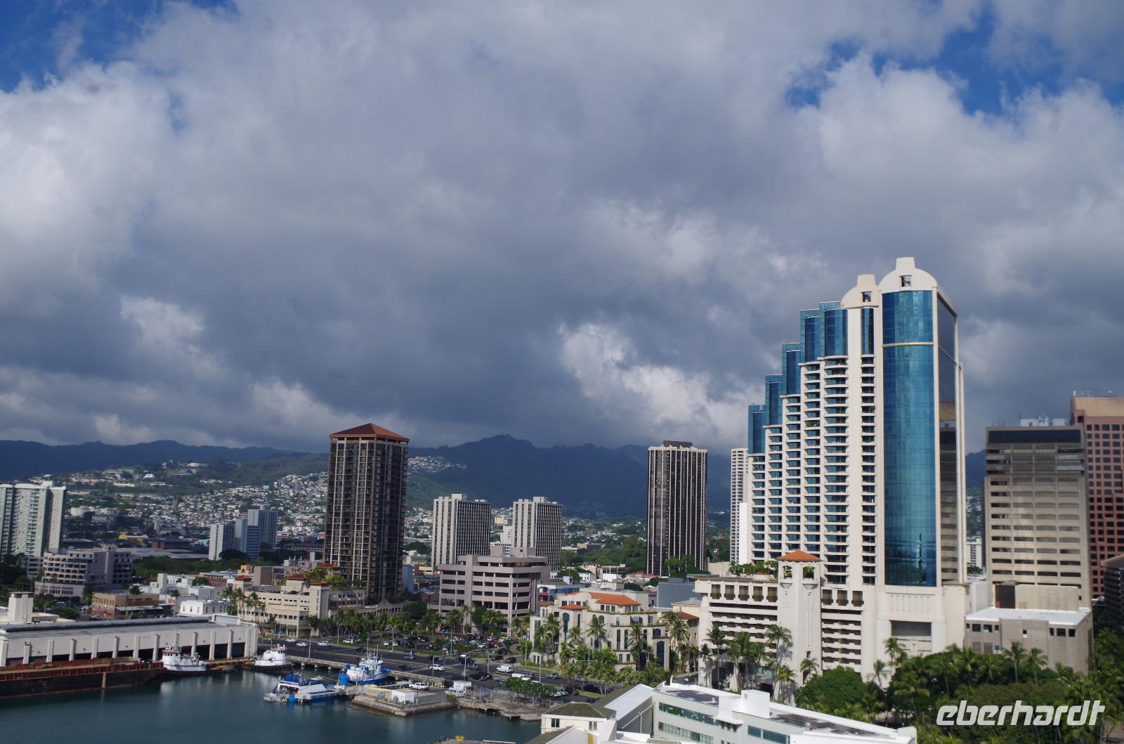 Rückfahrt zum Zentrum und Fortsetzung der Stadtrundfahrt durch Honolulu