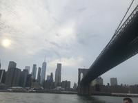 Manhattan mit One Trade Center und Brooklyn Bridge