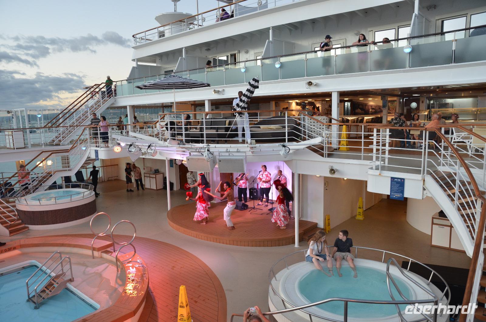 Zur Begrüßung an Bord Hula-Tänzer und hawaiianische Klänge