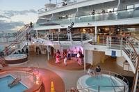 Zur Begrüßung an Bord Hula-Tänzer und hawaiianische Klänge