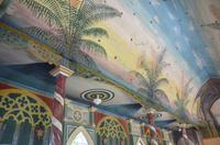 farbenfrohe Wandmalereien in der Kirche