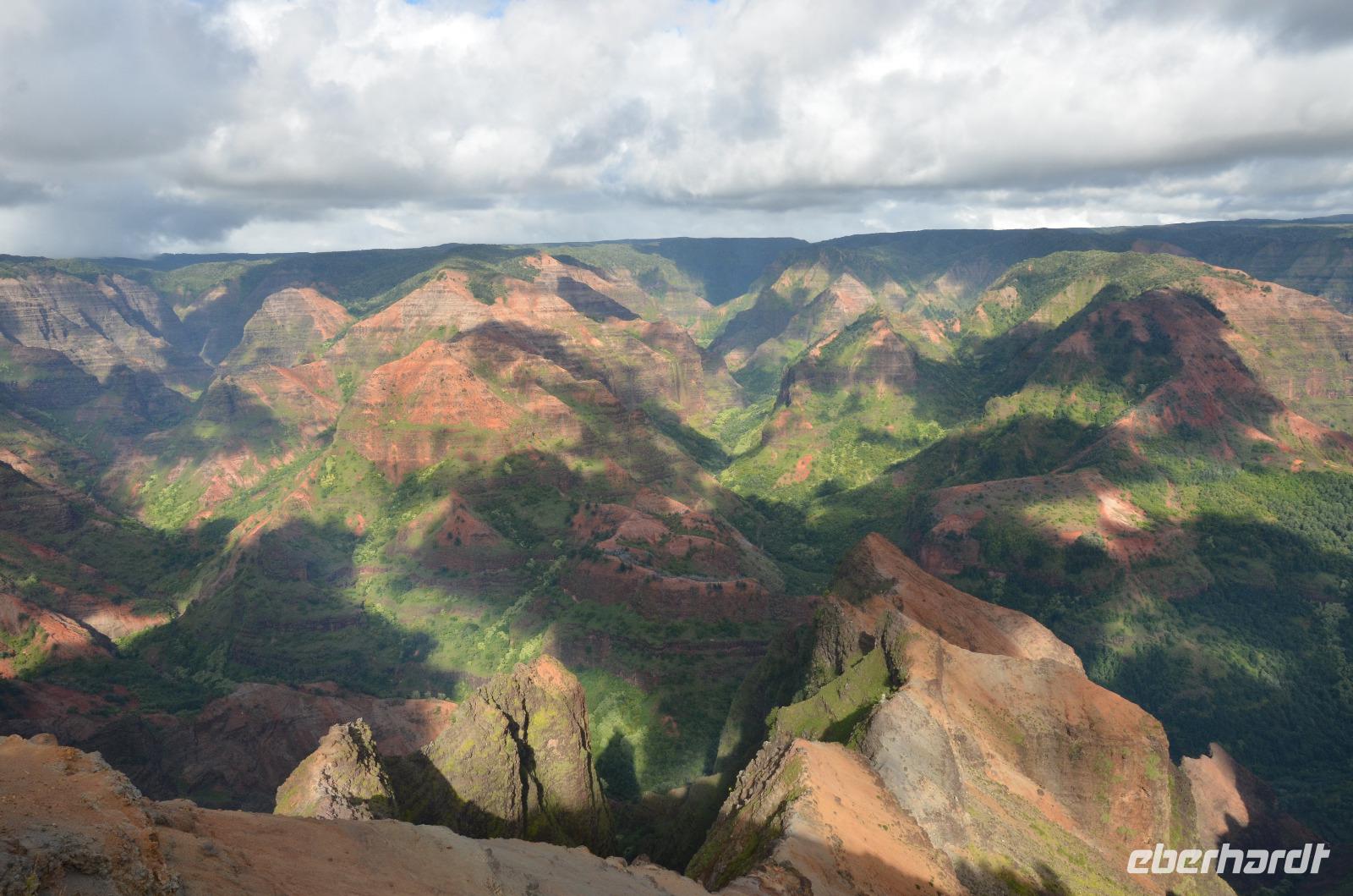 Farbenfrohes Schauspiel am Waimea Canyon