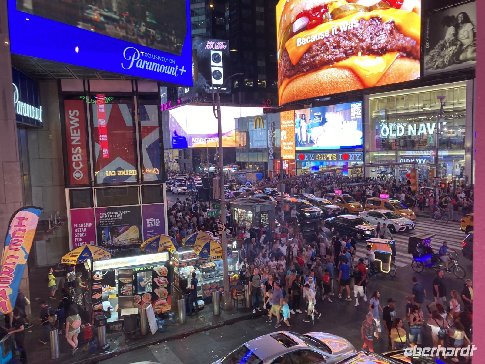 BUBBA GUMP bietet einen wunderbaren Blick auf das nächtliche Treiben am Times Square
