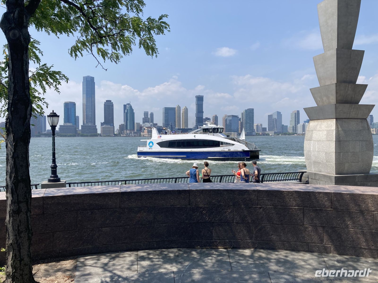 Das nächste Mal fahre ich mit dieser schnellen Fähre - im Hintergrund New Jersey