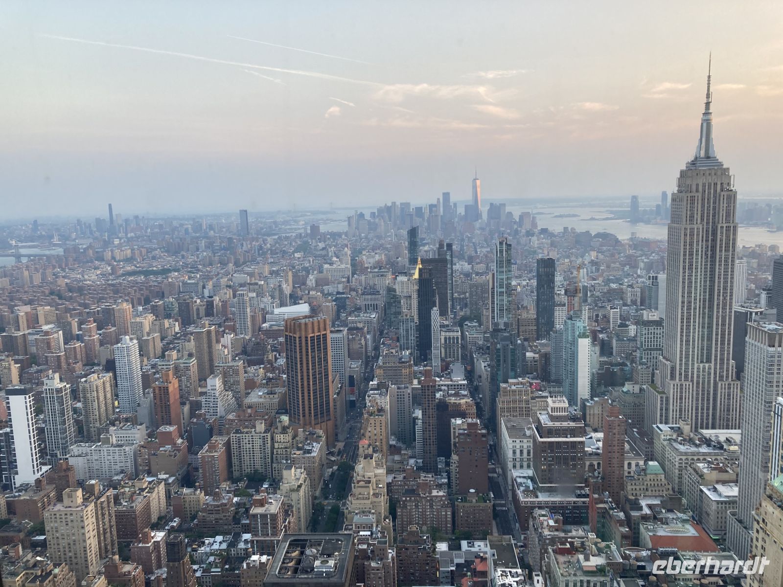 In der Entfernung glänzt One World Trade Center in der Abendsonne - hier der Blick vom One Vanderbilt Summit