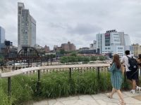 Das Whitney Museum, gesehen vom Little Island, dem Park über dem Hudson.