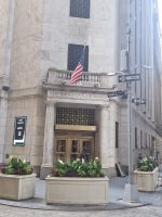 Wall Street mit Börse und Federal Hall