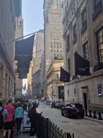 Wall Street mit Börse und Federal Hall