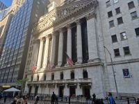 Wall Street mit Börse und Federal Hall
