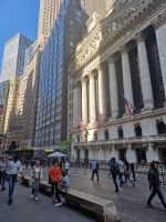 Wall Street mit Börse und Federal Hall