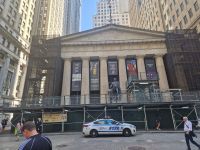 Wall Street mit Börse und Federal Hall