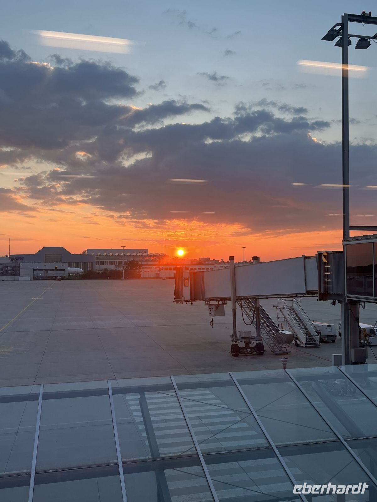 Es geht los - Sonnenaufgang am Flughafen Dresden