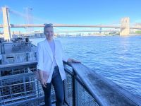 Reisebegleitung Vicky an der Brooklyn Bridge