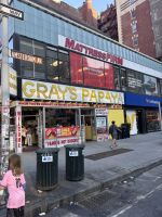 Hot Dog Essen im Grays Papaya (1)