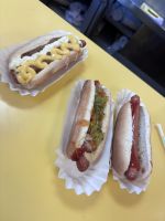 Hot Dog Essen im Grays Papaya (2)