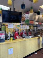 Hot Dog Essen im Grays Papaya (5)