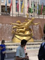 … und dahinter steht oben in der Zeit vor Weihnachten, der riesige Weihnachtsbaum / Rockefeller Center