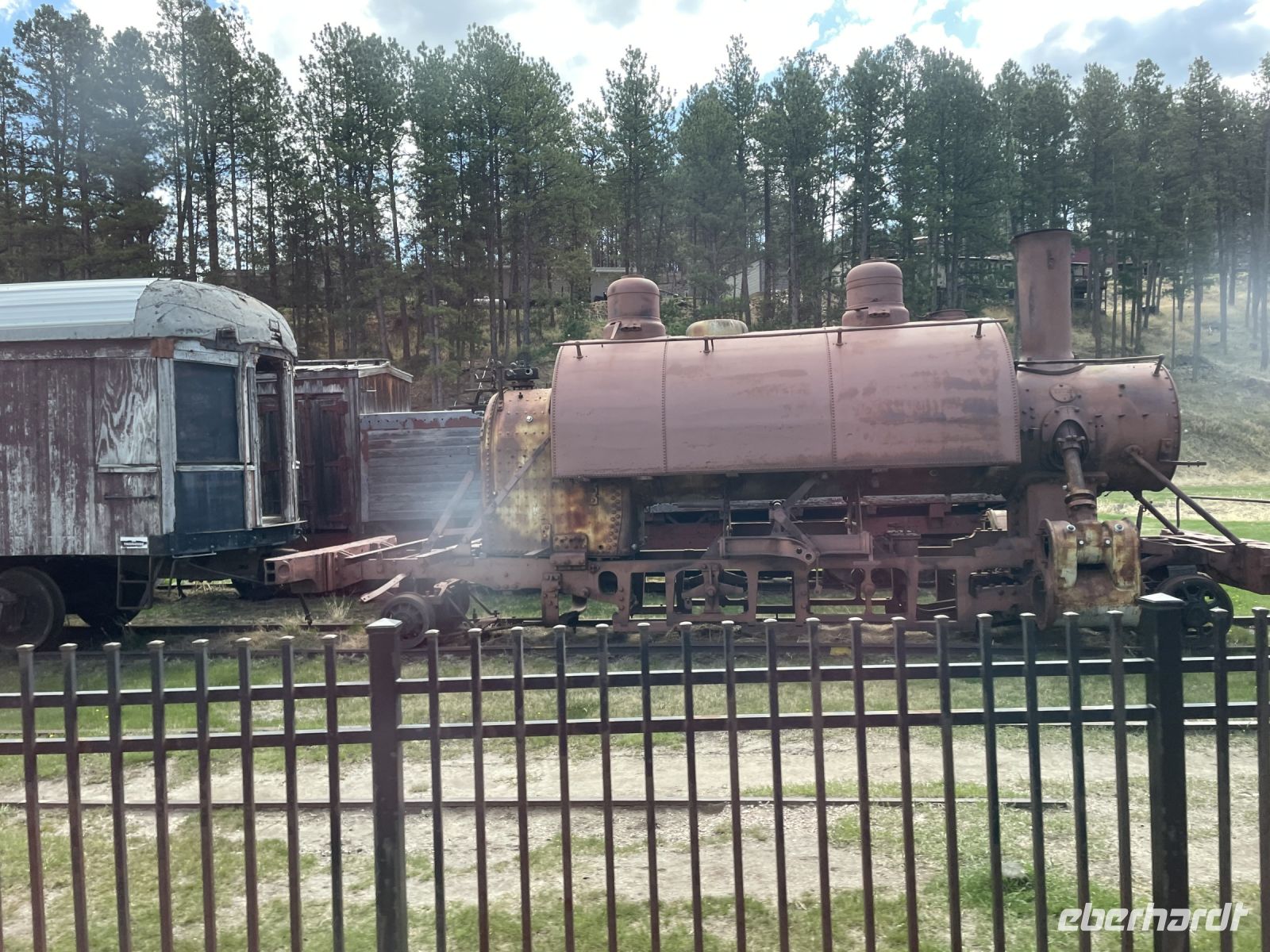 Weiterfahrt nach Deadwood - vorbei an historischen Zügen