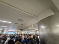 warten an der Einreisekontrolle am Flughafen in Los Angeles