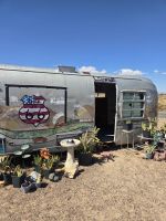 Alter Camper an der Route 66 neben dem Kaffee Bagdad