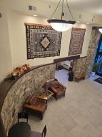 Indianische Handwerkskunst in der Lobby der Red Feather Lodge