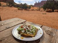 Unser leckeres Picknick, ein Maisfladen mit Bohnen, Salat, Tomaten, Zwiebeln und Käse belegt