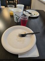 Auch so geht Frühstück, Pappteller und Pappbecher im Holiday Inn in Moab