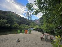 Merced River, gegenüber vom Hotel Cedar Lodge