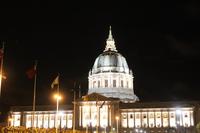 das Rathaus bei Nacht