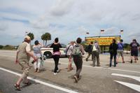 Mit Polizeischutz über den Highway