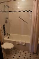 Badezimmer mit Originaleinbauten auf der Queen Mary