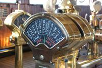 Steuerinstrumente auf der Brücke der Queen Mary
