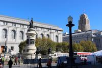 vorm Parlamentsgebäude von San Francisco