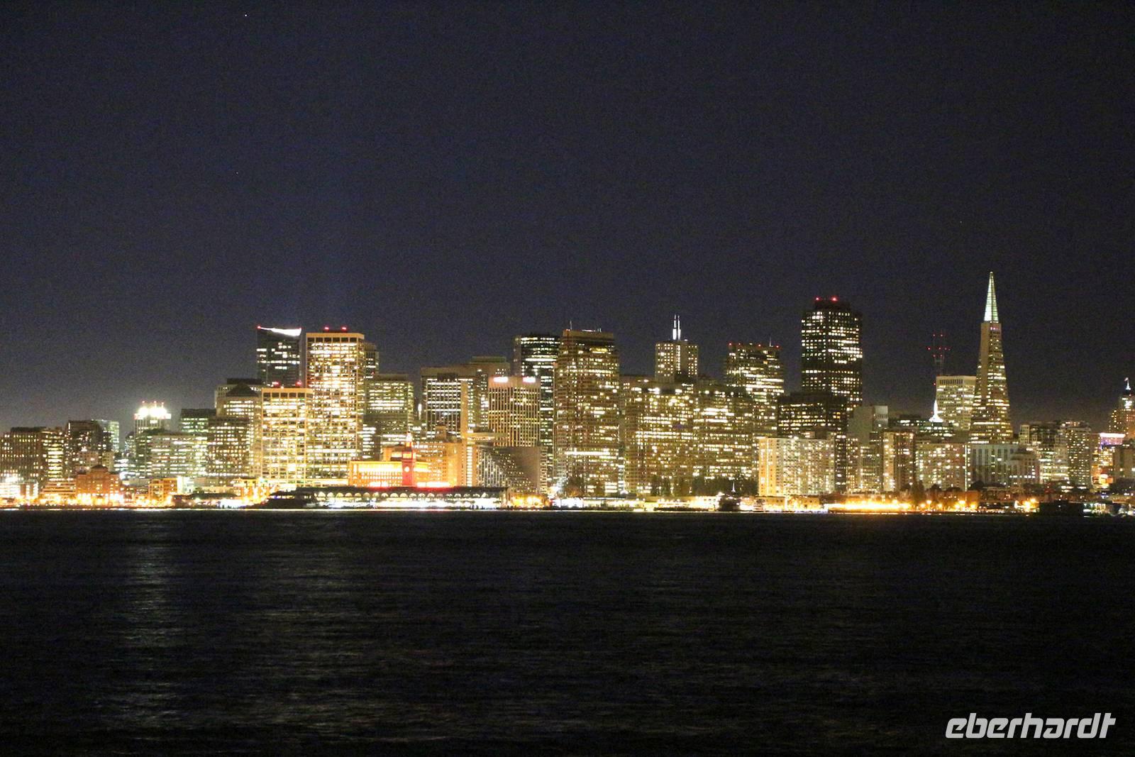 Blick von Treasure Island auf das nächtliche San Francisco