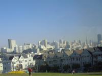 Blick von Alamo Square mit Painted Ladies und Skyline