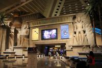 Unser Hotel Luxor, Lobby