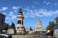 Blick auf das Rathaus in San Francisco mit dem Pioneer Monument