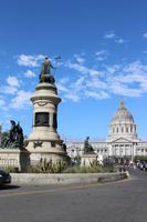 Pioneer Monument mit Rathaus im Hintergrund