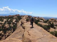 Luftiger Weg im Arches NP