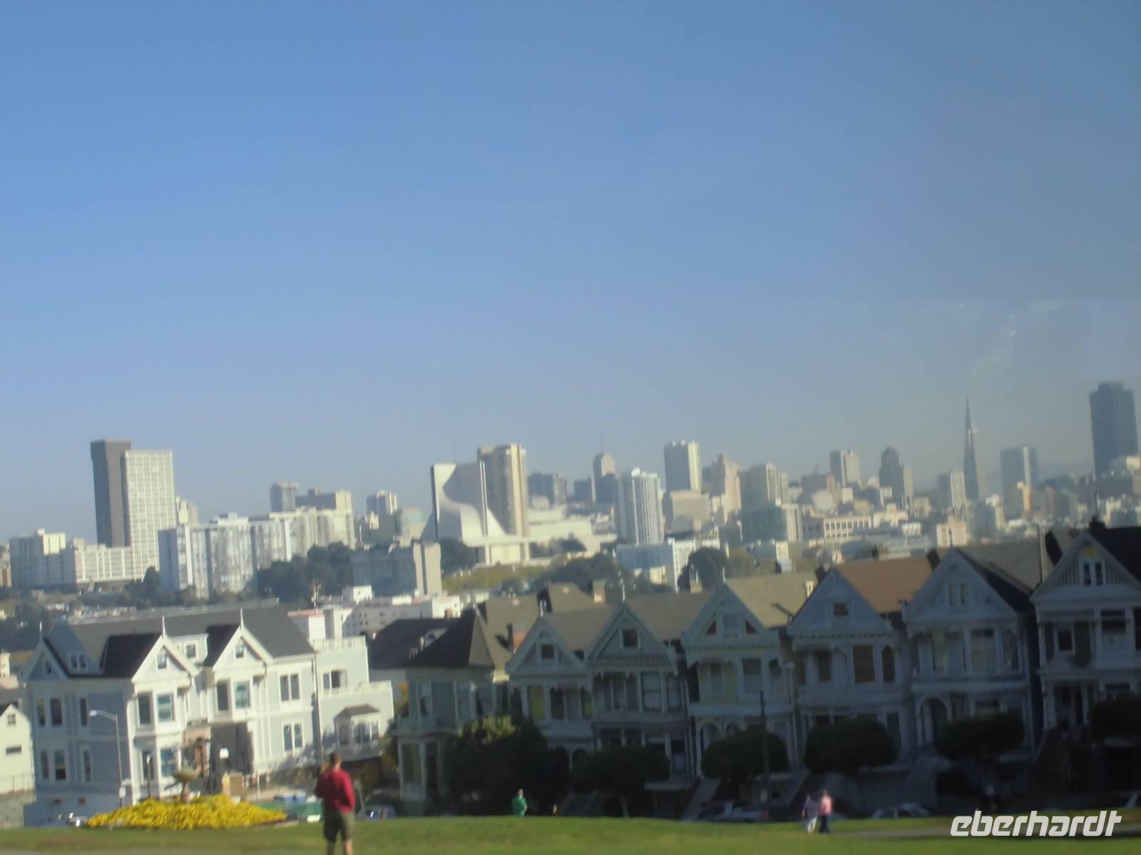 Blick von Alamo Square mit Painted Ladies und Skyline