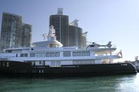 Riesige Yacht mit Hubschrauber