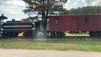 Weiterfahrt nach Deadwood - vorbei an historischen Zügen