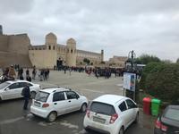Chiwa mit Schülergruppen vor dem Stadttor und immer weiße Autos