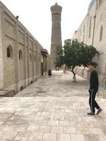 Wir treten aus der Tür des Hotels Zargaron und blicken auf das Kalon Minarett