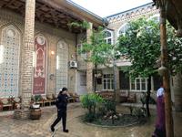 Im Hof  der Familie - leider konnten wir hier nicht zu Abende essen - es hat geregnet und es war kalt