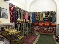 So viele Kleider braucht eine Frau zur Hochzeit ( Kleider an der Wand)